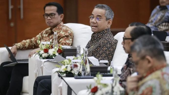 Menteri Keuangan Suahasil Nazara (kedua kiri) didampingi Wakil Menteri Keuangan Nurkholisoh Ibnu Aman (kiri), Juda Agung (kedua kanan), dan Luky Alfirman (kanan) menyampaikan paparan pada konferensi pers APBN KiTa edisi Oktober 2026 di Jakarta, Jumat, 9 Oktober 2026. Menteri Keuangan menyatakan defisit Anggaran Pendapatan dan Belanja Negara (APBN) bergerak sejalan dengan desain awal (on track), yakni sebesar Rp319 triliun atau 1,24 persen terhadap produk domestik bruto (PDB) per 30 September 2026.