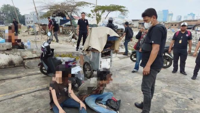 Aparat gabungan mengamankan 24 orang dalam operasi penindakan dugaan peredaran narkotika di kawasan Kampung Ambon dan Kampung Boncos, Jakarta Barat, pada Jumat, 9 Oktober 2026