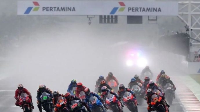 Arsip foto - Sejumlah pembalap melaju saat balapan MotoGP seri Pertamina Grand Prix of Indonesia di Pertamina Mandalika International Street Circuit, Lombok Tengah, NTB, Minggu, 20 Maret 2022.
