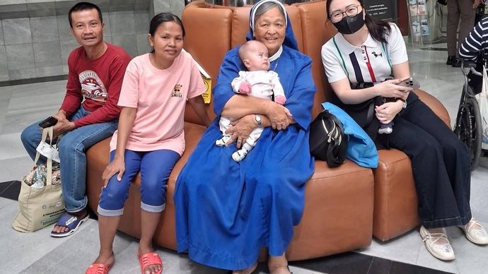 Biarawati dari Nias, Sr. Klara Duha (tengah). 