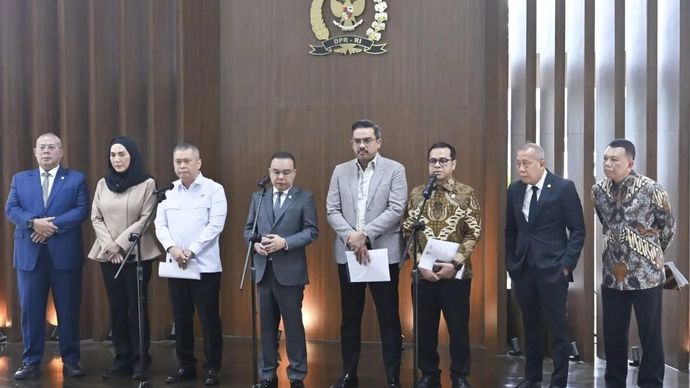 Wamenkomdigi Nezar Patria (ketiga dari kanan) bersama pimpinan DPR RI dan perwakilan pemerintah lainnya dalam Konferensi Pers yang membahas Peraturan Presiden (Perpres) Nomor 27 Tahun 2026 tentang Perlindungan Ekosistem Transportasi Berbasis Platform Digital yang mengatur pengangkutan ojek online di Gedung Parlemen, Senayan, Jakarta Pusat