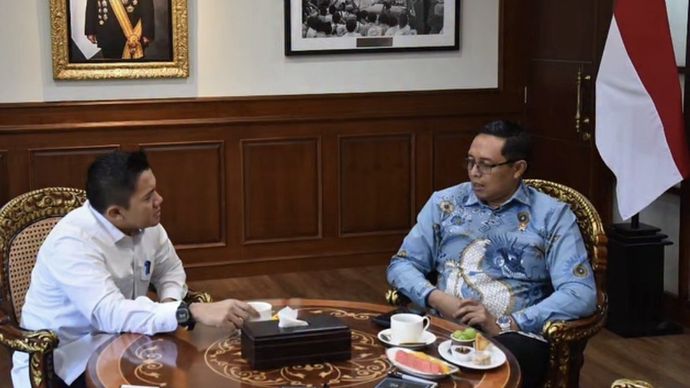 Sekretaris Kabinet (Seskab) Teddy Indra Wijaya bertemu dengan Penasihat Khusus Presiden Bidang Komunikasi Hasan Nasbi di Kantor Sekretariat Kabinet,