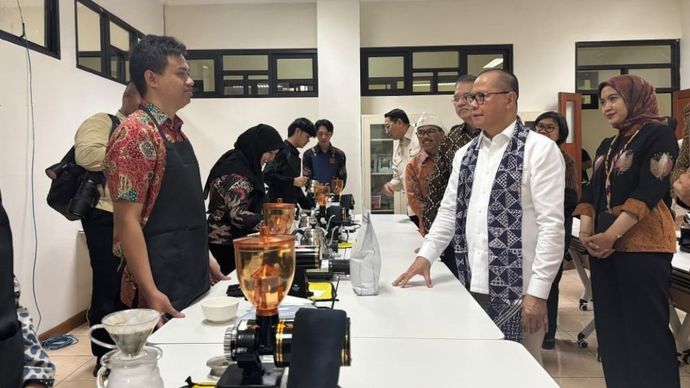 Menteri Pelindungan Pekerja Migran Indonesia (P2MI) Mukhtarudin meresmikan Migrant Center dan meninjau fasilitas pelatihan pekerja migran di Universitas Padjadjaran (Unpad), Bandung, Jawa Barat, Jumat 9 Oktober 2026. (Foto: Dok/Istimewa)