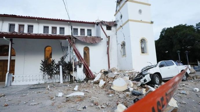 Foto ini,yang diambil pada 9 Oktober 2026, menunjukkan menara lonceng sebuah gereja yang runtuh setelah gempa bumi kuat di Penonome, Provinsi Cocle bagian tengah, Panama