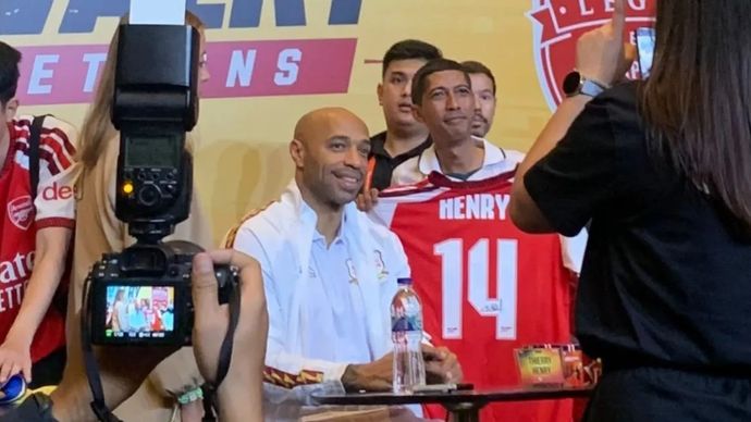 Legenda Arsenal Thierry Henry saat melayani fans pada acara 