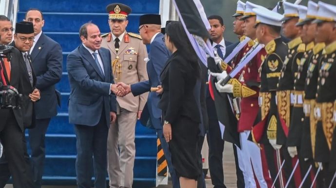 Presiden Mesir Abdel Fattah al-Sisi (keempat kiri) berjabat tangan dengan Menteri Luar Negeri Arrmanatha Nasir (keenam kiri) saat tiba di Pangkalan TNI AU Halim Perdanakusuma, Jakarta, Sabtu, 10  Oktober 2026. Al-Sisi melakukan kunjungan kenegaraan ke Indonesia untuk bertemu dengan Presiden Prabowo Subianto setelah menyelesaikan rangkaian lawatan ke Korea Selatan dan Malaysia.
