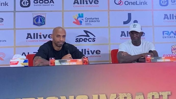 Legenda Arsenal Thierry Henry pada jumpa pers pasca pertandingan antara North London Legends dan United Legends di Stadion Utama Gelora Bung Karno, Jakarta, Sabtu, 10  Oktober 2026. Laga ini dimenangkan North London Legends dengan skor 3-2.