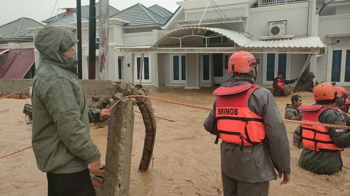 Polri Berhasil Evakuasi Ratusan Warga Terdampak Banjir di Padang, Ratusan Personel Brimob Dikerahkan