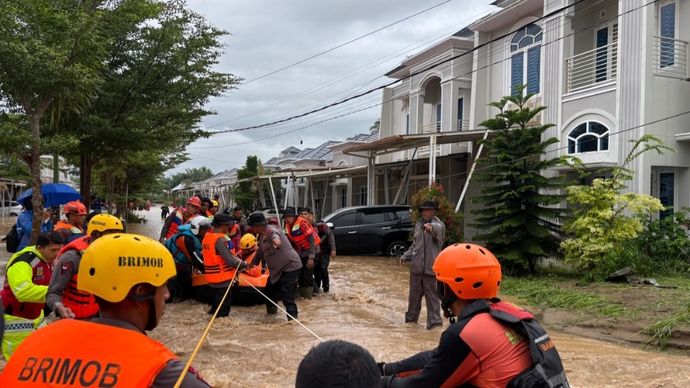 Polri Kerahkan Personel dan Dirikan Posko Kesehatan Tangani Banjir Padang
