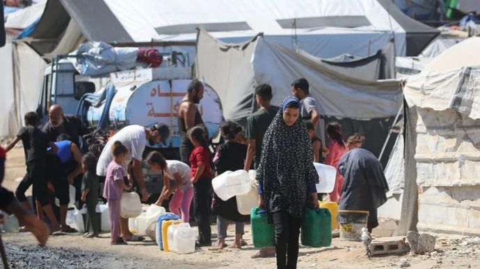 Pengungsi Palestina mengisi jeriken mereka di titik distribusi air di Nuseirat, Jalur Gaza tengah, Rabu, 7 Oktober 2026. Tentara pendudukan Israel terus melakukan penyerangan kepada warga Palestina di Gaza pada hari Rabu, dilaporkan 2 warga Palestina tewas.