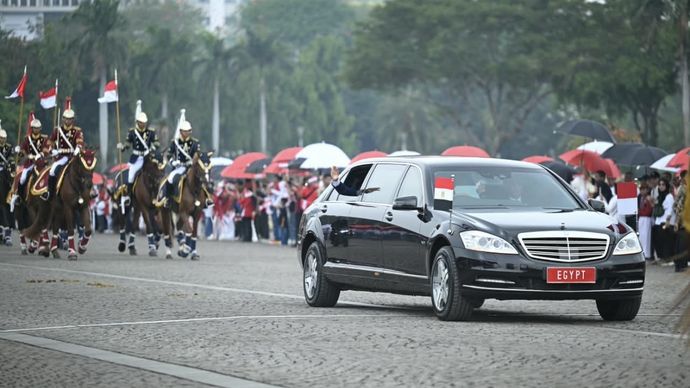 Rangkaian kunjungan kenegaraan Presiden Republik Arab Mesir Abdel Fattah El-Sisi ke Indonesia pada Minggu, 11 Oktober 2026, tidak hanya berlangsung di dalam Kompleks Istana Kepresidenan. Sejak pagi, suasana penyambutan telah terasa di kawasan Monumen Nasional hingga jalur menuju Istana Merdeka, Jakarta