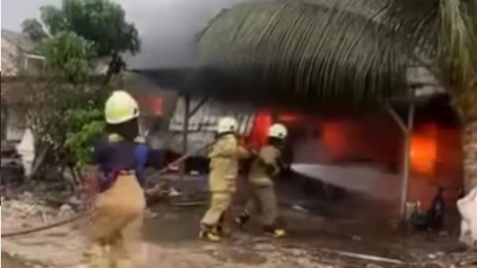 Sebanyak 5 Rumah Tinggal di Kampung Rawa Indah, Rawa Gatel, Pegangsaan Dua, Kelapa Gading, Jakarta Utara, dilaporkan terbakar.
