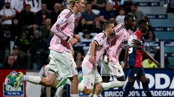 Kolo Muani (kedua kanan) mencetak gol penyeimbang untuk Juventus dalam pertandingan Liga Italia 2026/27 lawan Cagliari di Stadion Unipol Domus pada Senin (12/10/2026).