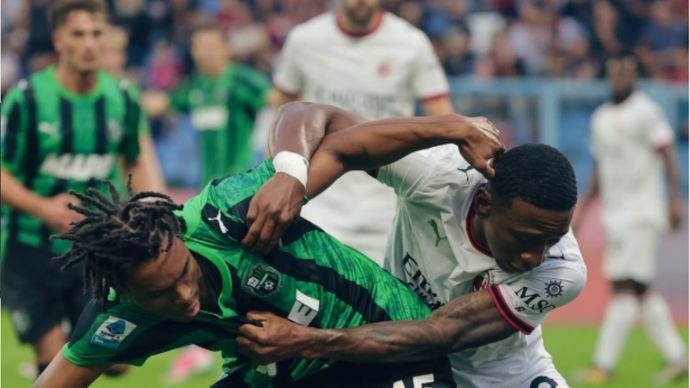 Pemain Sassuolo berebut bola dengan pemain AC Milan