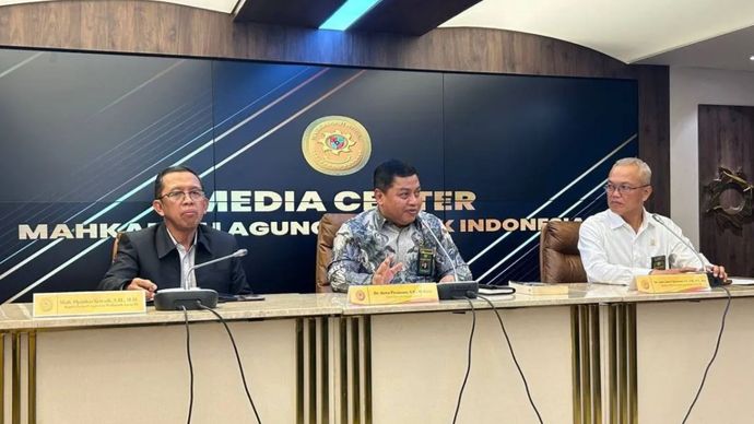 (Ki-ka) Kepala Badan Pengawasan Mahkamah Agung (MA) Muh. Djauhar Setyadi, Juru Bicara MA Heru Pramono, dan Kepala Biro Hukum dan Humas MA Andi Julia Cakrawala memberikan keterangan dalam konferensi pers di Gedung MA, Jakarta, Senin (12/10/2026)