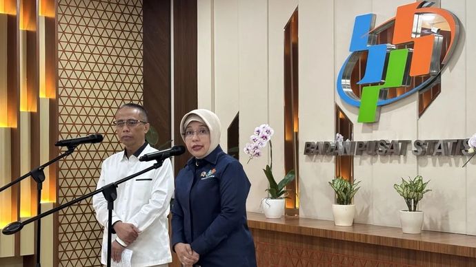 (Kiri ke kanan) Wakil Menteri Koordinator Bidang Perekonomian Dradjad Hari Wibowo dan Kepala Badan Pusat Statistik (BPS) Amalia Adininggar Widyasanti dalam konferensi pers, di Kantor BPS, Jakarta, Senin, 12 Oktober 2026