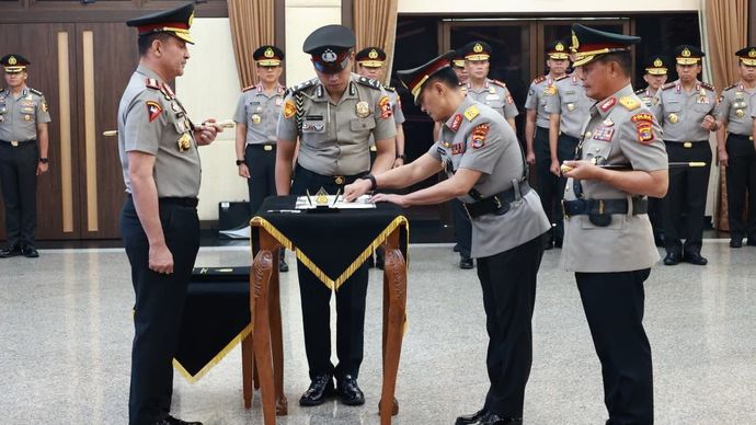 Kapolri Pimpin Sertijab Kakorlantas dan Tiga Kapolda di Mabes Polri