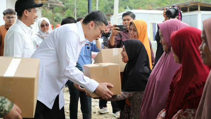 Kunjungi Aceh Tamiang, Kemenko Infra Dorong Percepatan Pembangunan Hunian Tetap untuk Warga Terdampak Bencana dan Berikan Bantuan untuk Warga