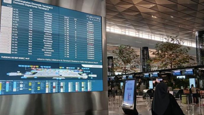 Ilustrasi - Sejumlah penumpang beraktivitas di area Terminal 3 Bandara Internasional Soekarno-Hatta (Soetta), Tangerang, Banten.