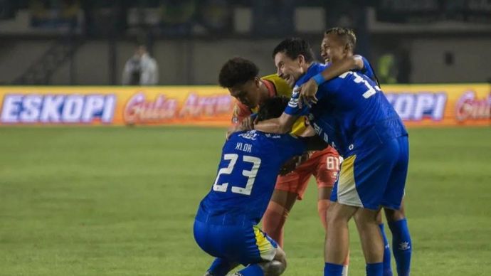 Pesepak bola Persib Bandung Marc Anthony Klok (kiri) bersama rekan satu tim melakukan selebrasi usai mencetak gol ke gawang Dewa United Banten FC pada pertandingan lanjutan BRI Super League 2026-2027 di Stadion Si Jalak Harupat, Kabupaten Bandung, Jawa Barat, Minggu, 11 Oktober 2026. Pertandingan tersebut berakhir imbang dengan skor akhir 2-2.