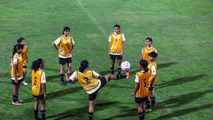 Arsip foto - Sejumlah pesepak bola Timnas U-17 Putri mengikuti seleksi di Lapangan A, Komplek SUGBK, Jakarta, Rabu, 27 Maret 2024.