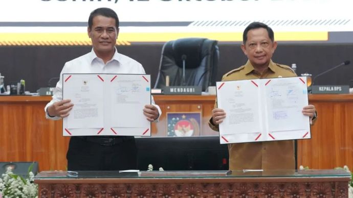 Menteri Dalam Negeri Muhammad Tito Karnavian (kanan) bersama Menteri Pertanian Andi Amran Sulaiman menandatangani Surat Edaran Bersama (SEB) tentang Pengelolaan Sarana Prasarana, serta Ketenagaan Penyuluhan Pertanian dalam rangka Swasembada Pangan Berkelanjutan di Gedung Sasanan Bhakti Praja (SBP), Kantor Kementerian Dalam Negeri, Jakarta, Senin (12/10/2026).