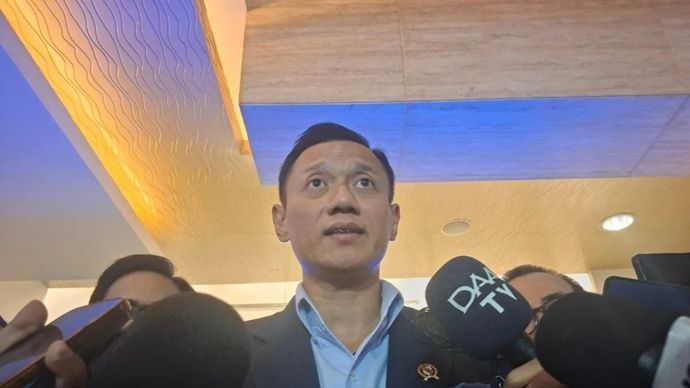 Menteri Koordinator Bidang Infrastruktur dan Pembangunan Kewilayahan (Menko Infra) Agus Harimurti Yudhoyono (AHY) menjawab pertanyaan dari awak media di Jakarta, Senin, 12 Oktober 2026.