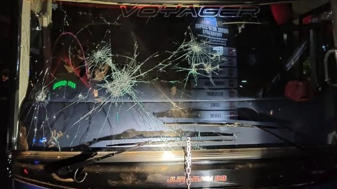 Ilustrasi - Mobil bus tim bola rusak akibat diserang oknum suporter