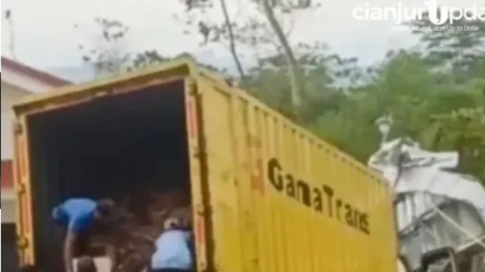 Sebuah truk boks bermuatan minuman kemasan dilaporkan terperosok hingga menabrak fasilitas Dapur Makan Bergizi Gratis (MBG) di Kampung Citamiang, Kecamatan Pagelaran, Kabupaten Cianjur, pada Senin (12/10/2026) sekitar pukul 12.00 WIB. Kecelakaan tunggal yang diduga akibat kegagalan fungsi rem tersebut mengakibatkan tiga orang mengalami luka-luka.