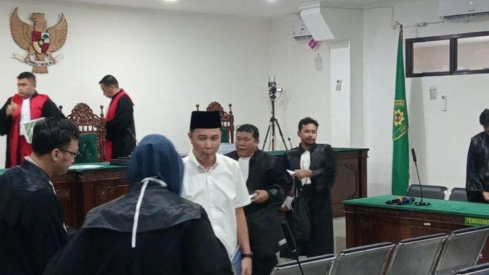 Bupati Rejang Lebong nonaktif Muhammad Fikri Thobari (berkemeja putih) seusai menjalani sidang pembacaan tuntutan di Pengadilan Tindak Pidana Korupsi pada Pengadilan Negeri Bengkulu, Selasa, 13 Oktober 2026.