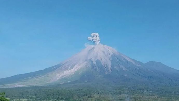 Gunung Semeru erupsi dengan tinggi letusan 900 meter di atas puncak pada Selasa (13/10/2026) pagi