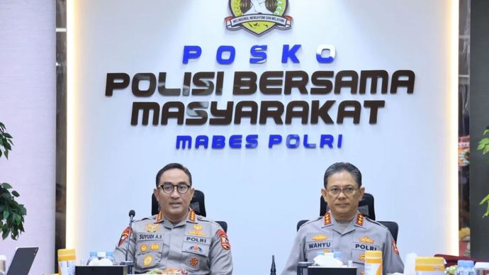 Kapolri Jenderal Pol. Suyudi Ario Seto (kiri) dan Wakapolri Komjen Pol. Wahyu Hadiningrat (kanan) di Posko Polisi Bersama Masyarakat Mabes Polri