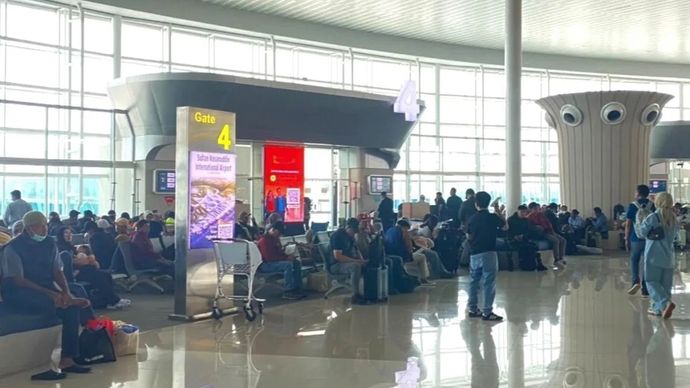Sejumlah penumpang menunggu kepastian jadwal penerbangan di terminal kedatangan Bandara Internasional Sultan Hasanuddin, Kabupaten Maros, Sulawesi Selatan, Selasa (13/10/2026)