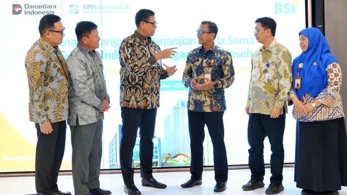 Direktur Utama BSI Anggoro Eko Cahyo (tiga dari kiri) dan Direktur Utama BPJS Kesehatan Prihati Pujowaskito (tiga dari kanan) berfoto bersama jajaran usai penandatangan kerja sama, di Jakarta, Senin, 12 Oktober 2026.