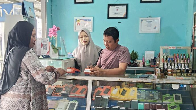 BRILink Agen Ijay Hadirkan Inklusi Keuangan, Dekatkan Bantuan Sosial kepada 2.000 Penerima Manfaat di Desa Jelapat Batola Kalsel.