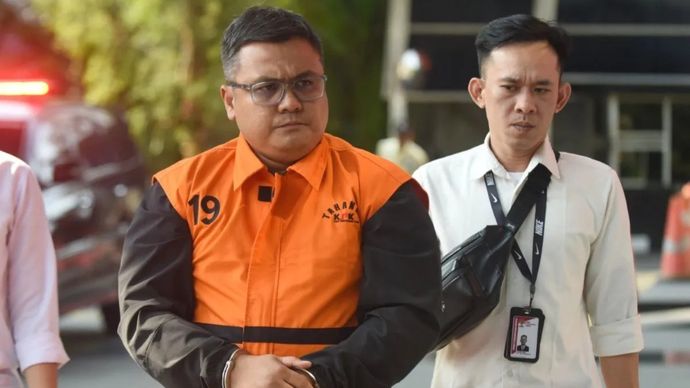 Tersangka kasus dugaan korupsi proyek pembangunan jalan di Sumatera Utara Topan Obaja Putra Ginting (kiri) berjalan menuju ruang pemeriksaan di Gedung Merah Putih KPK, Jakarta, Rabu, 24 September 2025. Mantan Kepala Dinas PUPR Provinsi Sumut tersebut menjalani pemeriksaan lanjutan sebagai tersangka dalam kasus dugaan korupsi proyek pembangunan jalan di Dinas PUPR dan preservasi jalan di Satuan Kerja Pelaksanaan Jalan Nasional (PJN) Wilayah I Sumatera Utara dengan nilai proyek sebesar Rp231,8 miliar. 