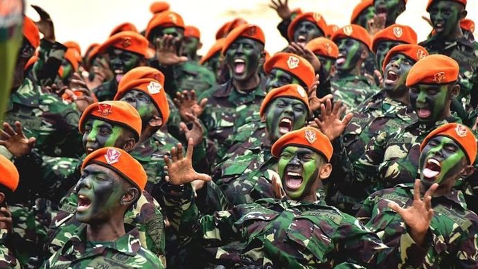 Personel Korpasgat TNI AU saat mengikuti tradisi upacara pembaretan di Pantai Santolo, Garut, Senin, 12 Oktober 2026.