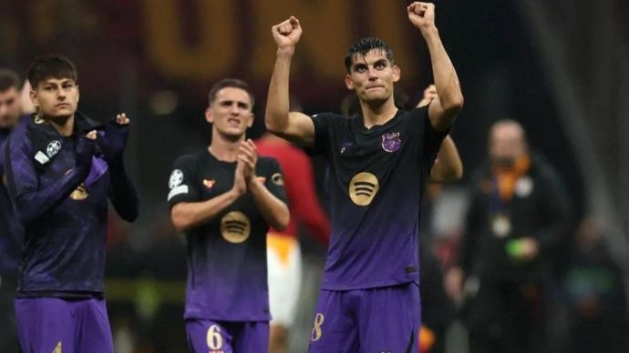 Bek Barcelona Gerard Martin (kanan) selebrasi kemenangan bersama rekan-rekannya di akhir pertandingan fase liga UEFA Champions League, pertandingan ke-2, menghadapi Galatasaray di Kompleks Olahraga Ali Sami Yen di Istanbul, Turki