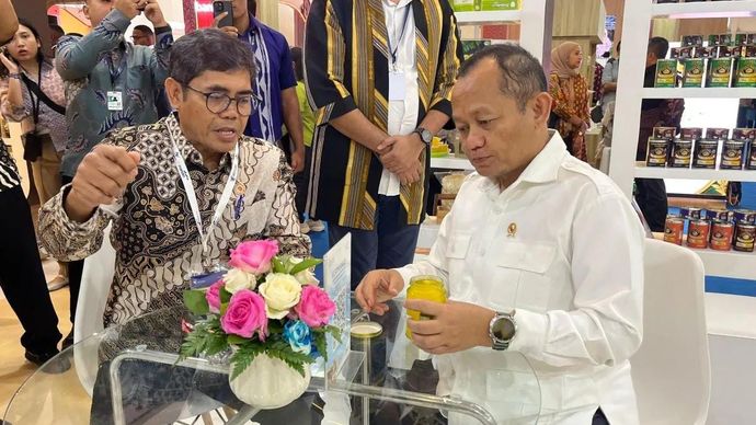 Menteri Perindustrian (Menperin) Muhammad Sarmuji (kanan) bersama Sekretaris Jenderal Kementerian Perindustrian (Kemenperin) Eko SA Cahyanto di Trade Expo Indonesia (TEI) 2026, Tangerang, Banten, Rabu, 14 Oktober 2026