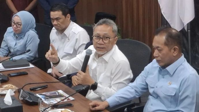 Menteri Koordinator Bidang Pangan Zulkifli Hasan (Zulhas)(tengah) memberikan keterangan seusai memimpin rapat koordinasi terbatas Koperasi Desa/Kelurahan Merah Putih (KDKMP) di Jakarta, Rabu, 14 Oktober 2026.