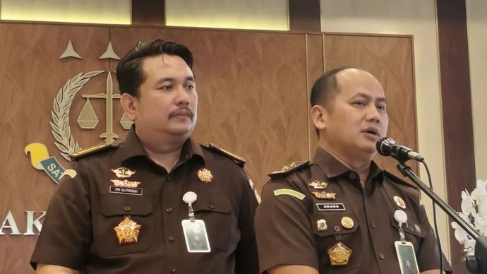 Kepala Pusat Penerangan Hukum (Kapuspenkum) Kejaksaan Agung Anang Supriatna (kanan) menjawab pertanyaan awak media di Gedung Kejaksaan Agung, Jakarta, Rabu (14/10/2026).