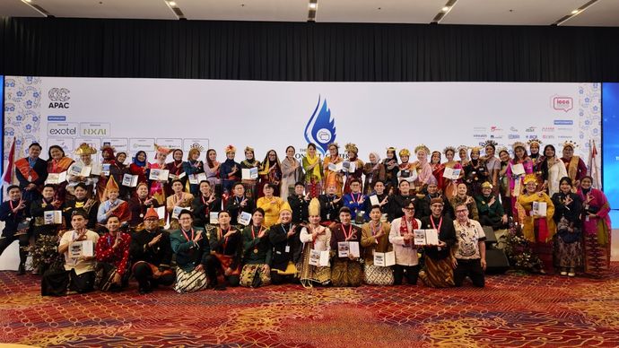perwakilan insan BRILiaN berfoto bersama usai menerima penghargaan dalam ajang The Best Contact Center Indonesia (TBCCI) 2026. Dalam acara bergengsi ini, BRI berhasil memborong 36 penghargaan dan dinobatkan sebagai 1st Runner Up, bukti komitmen perusahaan dalam menghadirkan layanan contact center berkualitas melalui inovasi digital dan pengembangan SDM.