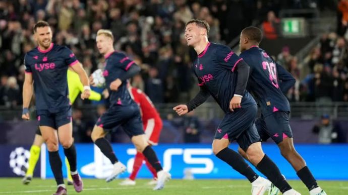 Pemain Viking FK Herman Hauge merayakan keberhasilannya mencetak gol ke gawang Bayern Muenchen pada pertandingan fase liga Liga Champions di Stadion Lyse Arena, Stavanger, Selasa (13/10/2026) waktu setempat.