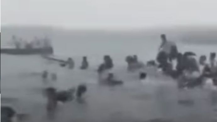 Sebanyak 37 siswa SMAN 1 Pagai Utara Selatan (PUS) mengalami insiden perahu terbalik di Selat Sikakap, Kabupaten Kepulauan Mentawai, Sumatera Barat, pada Selasa (13/10/2026) sekitar pukul 14.00 WIB. Peristiwa tersebut terjadi saat para siswa dalam perjalanan pulang sekolah menuju Kecamatan Sikakap.