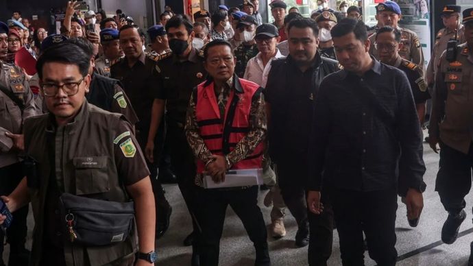 Terdakwa kasus dugaan pemerasan dan tindak pidana pencucian uang (TPPU), mantan Jaksa Agung Muda Tindak Pidana Khusus Kejaksaan Agung Febrie Adriansyah (tengah), berjalan menuju ruang sidang di Pengadilan Tipikor Jakarta, Rabu, 14 Oktober 2026. Sidang lanjutan tersebut beragendakan penyampaian nota perlawanan atas dakwaan pemerasan senilai Rp55 miliar dan TPPU.