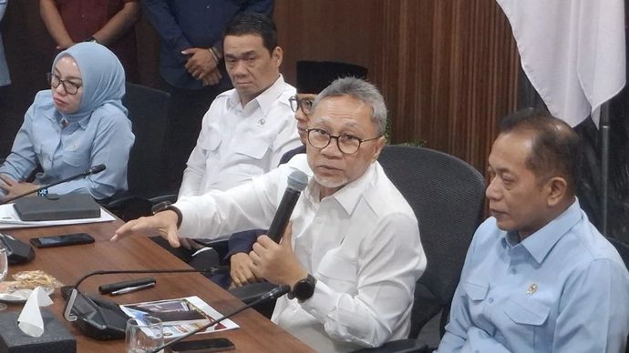 Menteri Koordinator Bidang Pangan Zulkifli Hasan (dua kanan) menyampaikan keterangan terkait percepatan pemenuhan barang dan sarana operasional Koperasi Desa/Kelurahan Merah Putih (KDKMP) seusai rapat koordinasi terbatas di Kantor Kemenko Bidang Pangan, Jakarta, Rabu, 14 Oktober 2026.