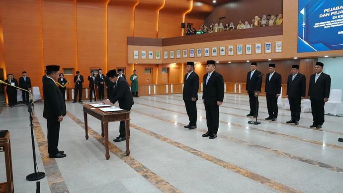 Menteri Dalam Negeri (Mendagri) Muhammad Tito Karnavian melantik sejumlah Pejabat Pimpinan Tinggi Madya (Eselon I), staf khusus, dan pejabat struktural akademik di lingkungan Kementerian Dalam Negeri (Kemendagri).