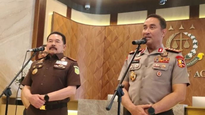 Kapolri Jenderal Pol. Suyudi Ario Seto (kanan) bersama Jaksa Agung ST Burhanuddin (kiri) memberikan keterangan pers seusai pertemuan untuk memperkuat koordinasi penyidikan dan penuntutan perkara pidana di Gedung Utama Kejaksaan Agung, Jakarta, Rabu, 14 Oktober 2026.