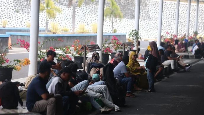 Sejumlah penumpang mengalami pembatalan penerbangan.