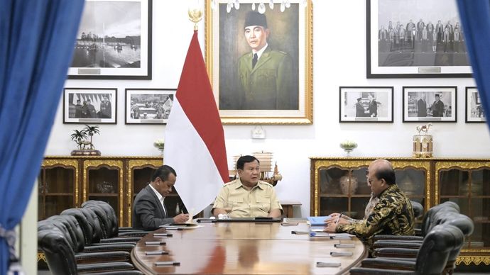 Prabowo Subianto memanggil Menteri Koordinator Bidang Hilirisasi dan Transisi Energi Bahlil Lahadalia untuk menerima laporan sejumlah perkembangan strategis sektor energi dalam pertemuan di Istana Merdeka, Jakarta